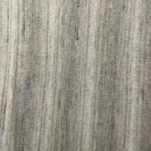 WS size L top with gathered lower bottom front. Lightweight and super cute - Picture 4 of 8